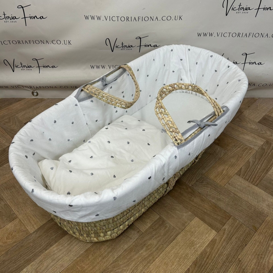 NEW Clair de Lune White Heart Wicker Moses Basket with Rocking Stand RRP £95 - Image 3